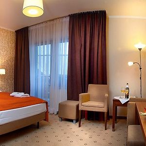 Zimmer mit Kingsize-Bett